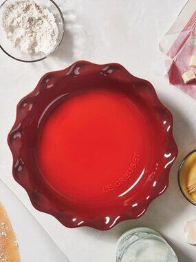Le Creuset Heritage Fluted Pie Dish 23cm 9in - Cerise (Red) NWT